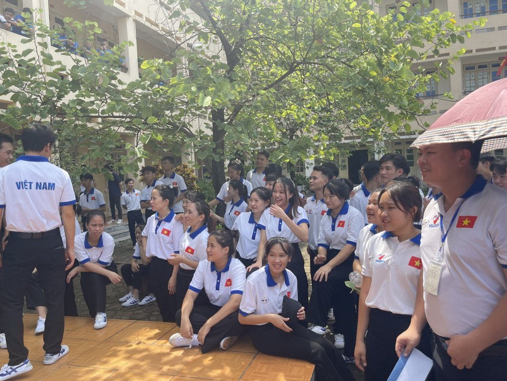 hình ảnh ấn tượng của các bạn TTS tại trung tâm Đào Tạo - Công ty CP Nhân Lực Quốc Tế HDT khi giao lưu cùng Tuyển thủ Đào Hồng Sơn
